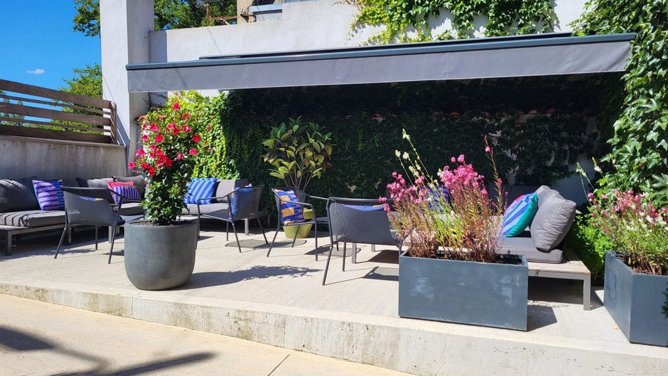 Le salon de jardin fleuri de la terrasse