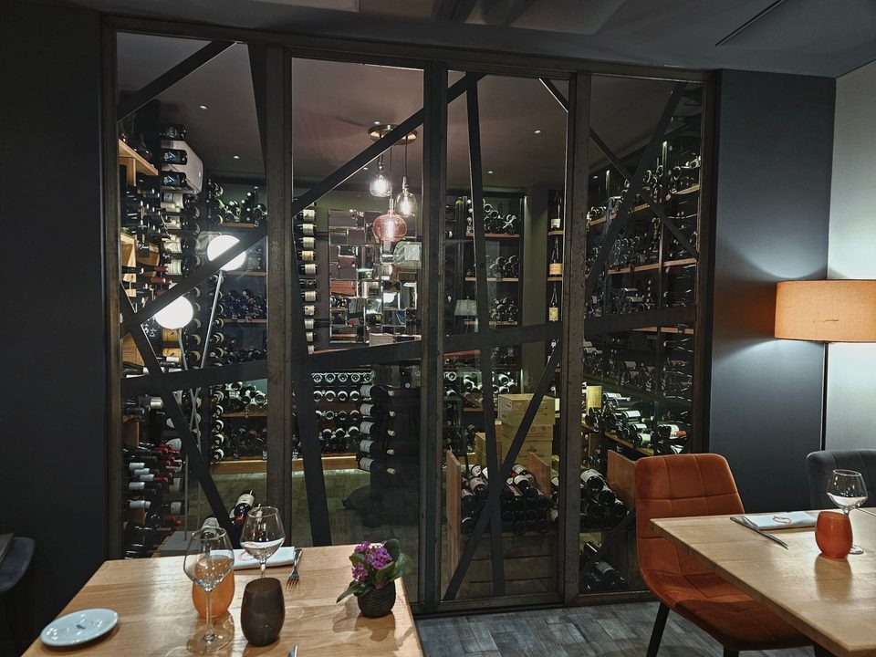 La cave vitrée, vue de la salle