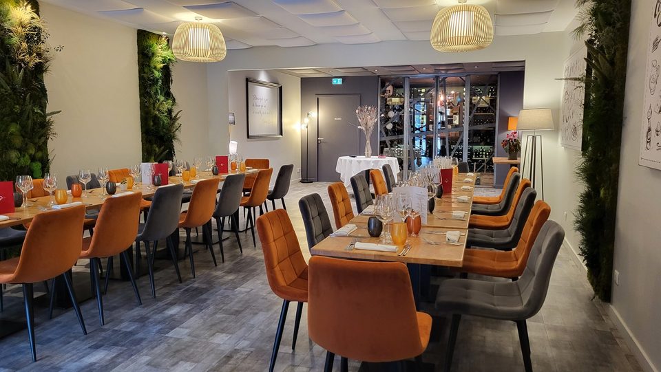 La grande salle dressée pour un repas de groupe