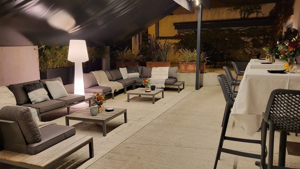 Le salon de la terrasse, le soir