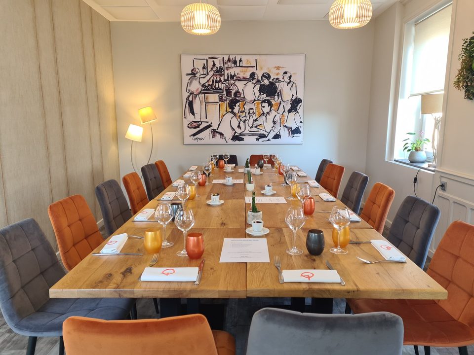 Le petit salon dressé pour un repas